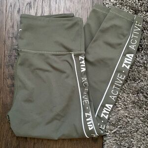 Zyia light & tight capri leggings